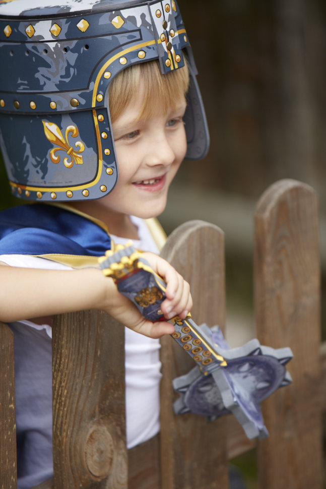 Ребенок в серо-желтом шлеме для рыцаря
